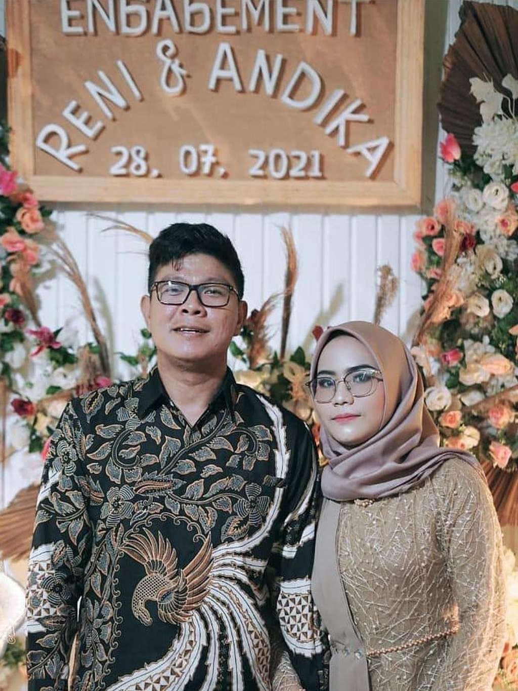 Beda 17 Tahun, 8 Gaya Pacaran Andika & Reni yang Awalnya Idola