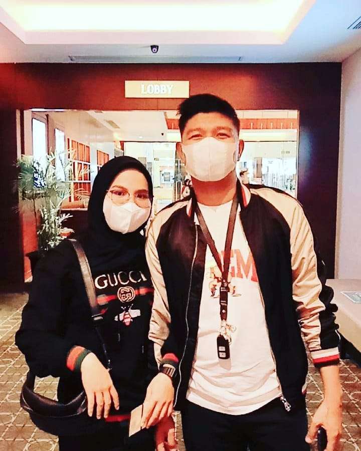 Beda 17 Tahun, 8 Gaya Pacaran Andika & Reni yang Awalnya Idola