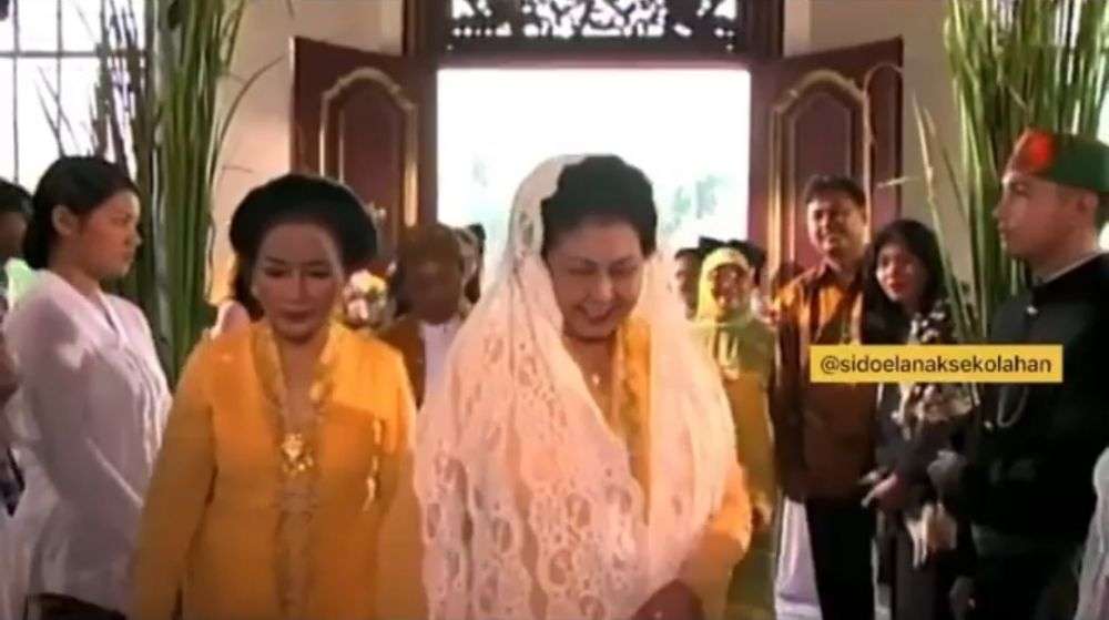 9 Foto Lawas Pernikahan Si Doel & Sarah, Termewah di Masanya!