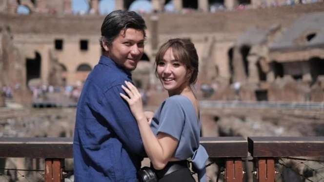 10 Perceraian Artis Paling Menghebohkan, Terakhir Ikut Nyesek!