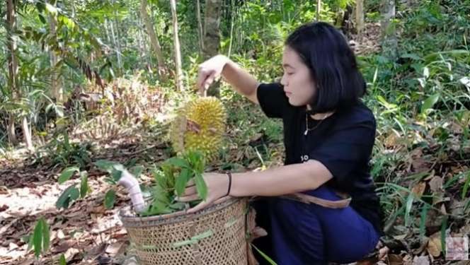 Berburu di Hutan, Potret Kecantikan Gadis Dayak Ini Disorot