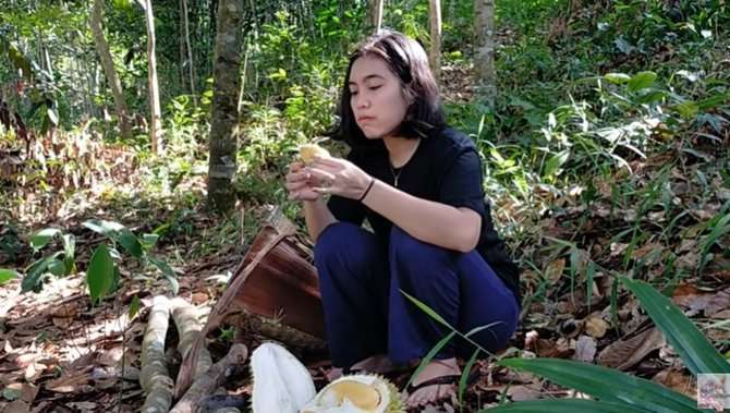 Berburu di Hutan, Potret Kecantikan Gadis Dayak Ini Disorot