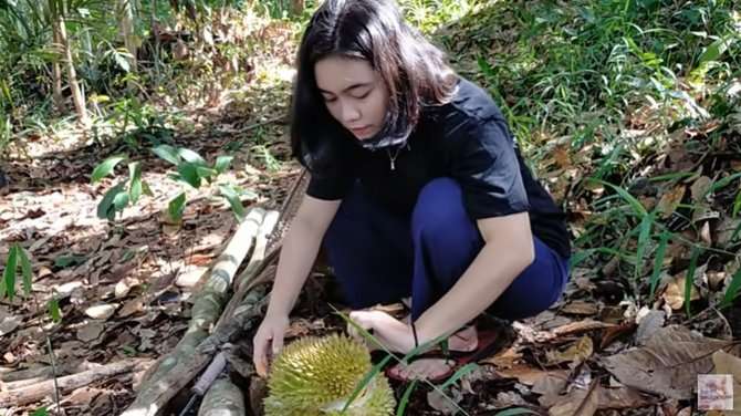 Berburu di Hutan, Potret Kecantikan Gadis Dayak Ini Disorot