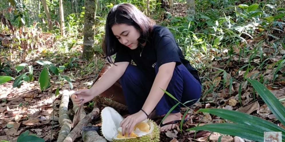 Berburu di Hutan, Potret Kecantikan Gadis Dayak Ini Disorot