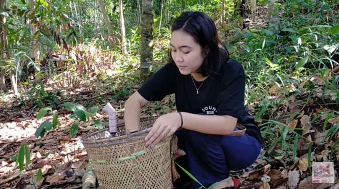 Berburu di Hutan, Potret Kecantikan Gadis Dayak Ini Disorot