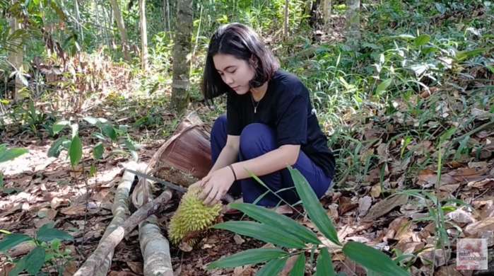 Berburu di Hutan, Potret Kecantikan Gadis Dayak Ini Disorot