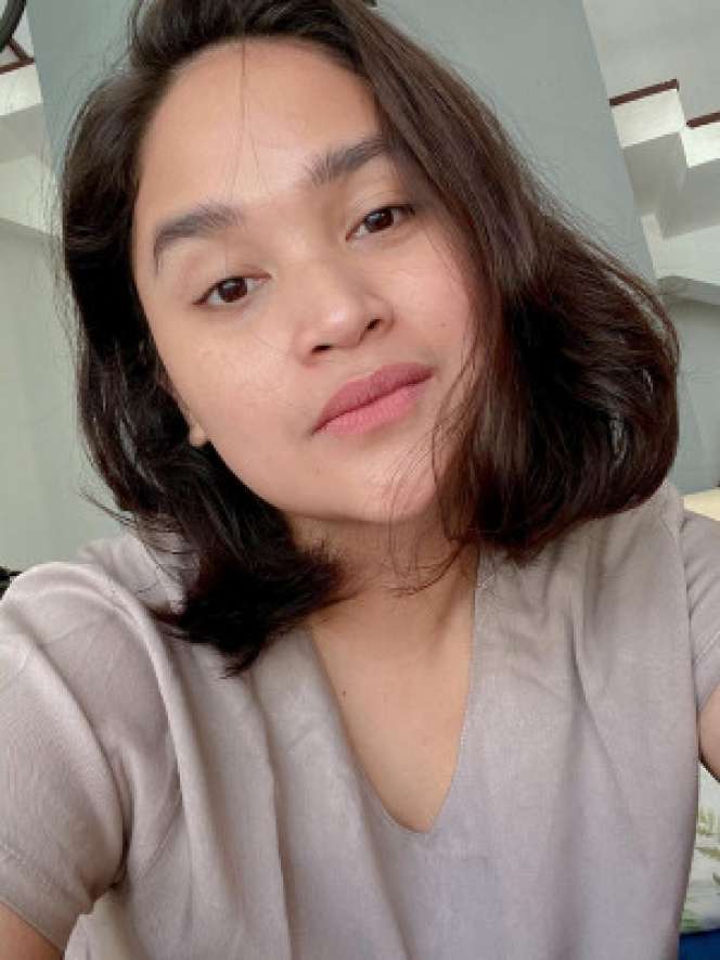 5 Potret Ayu Natasha Istri Wendy Cagur Tanpa Riasan