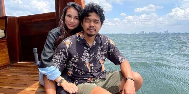 Pesona Tribuana, Istri Bambang Pamungkas yang Jarang Tersorot