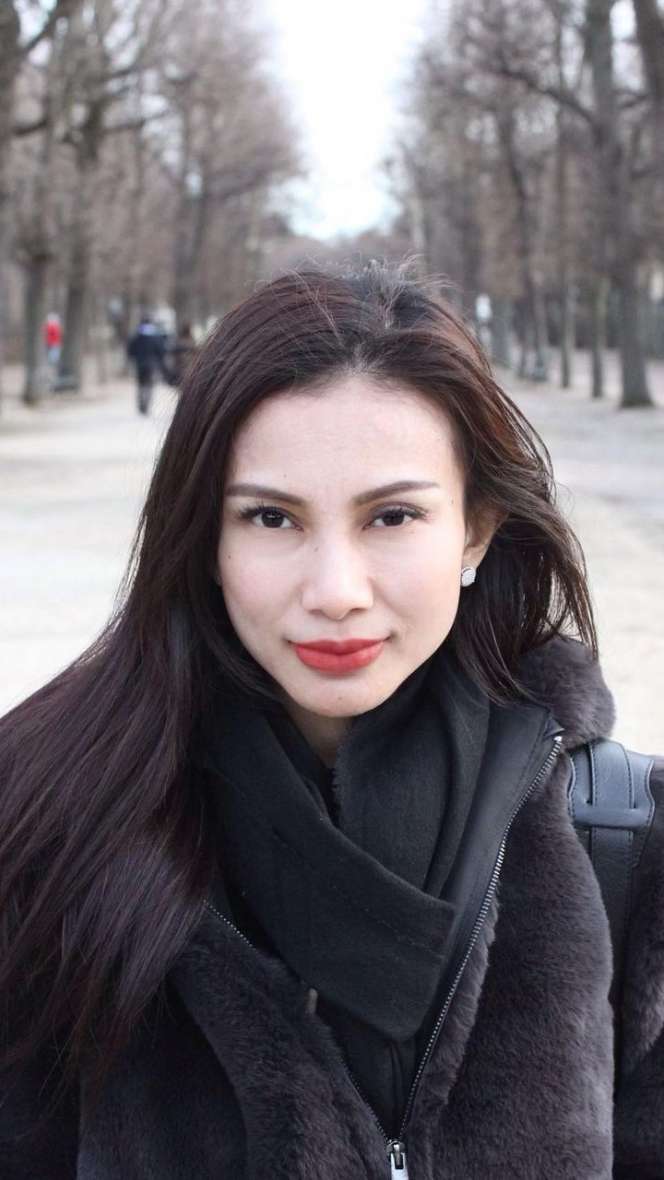 Pesona Tribuana, Istri Bambang Pamungkas yang Jarang Tersorot