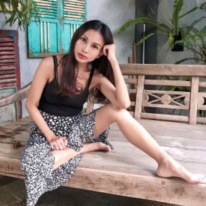 Pesona Tribuana, Istri Bambang Pamungkas yang Jarang Tersorot