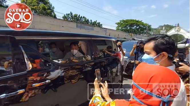 Minta Foto Bareng Gibran, Cewek Ini Ternyata Bukan Orang Biasa