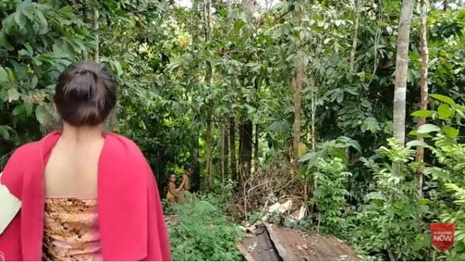 6 Potret Gadis Dayak Mandi di Sungai, Cantiknya Bikin Geger!