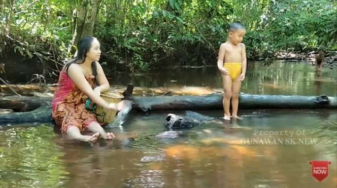 6 Potret Gadis Dayak Mandi di Sungai, Cantiknya Bikin Geger!