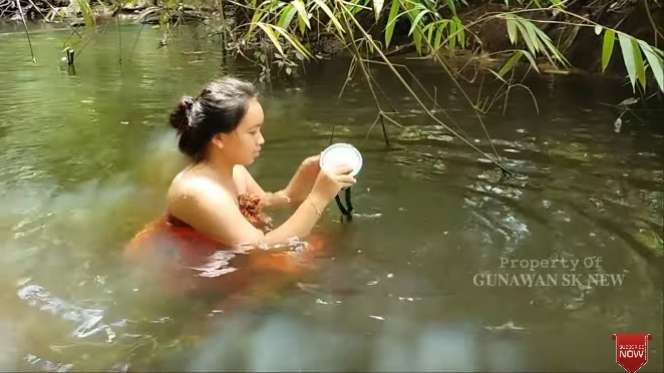 6 Potret Gadis Dayak Mandi di Sungai, Cantiknya Bikin Geger!