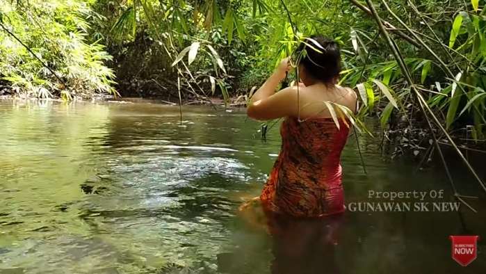6 Potret Gadis Dayak Mandi di Sungai, Cantiknya Bikin Geger!