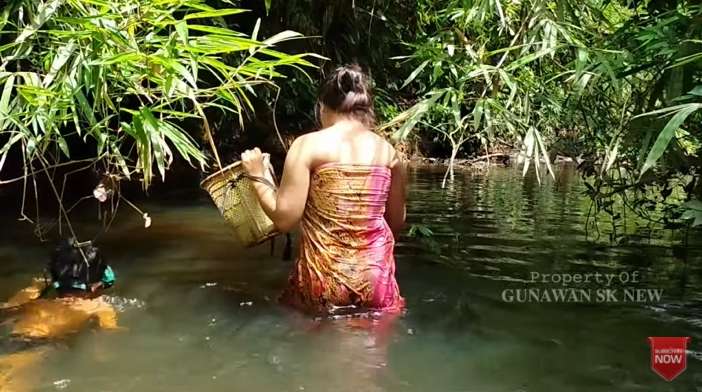 6 Potret Gadis Dayak Mandi di Sungai, Cantiknya Bikin Geger!