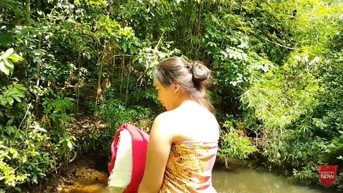 6 Potret Gadis Dayak Mandi di Sungai, Cantiknya Bikin Geger!