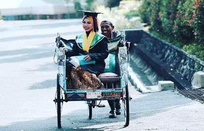 Ingat Wisudawan Diantar Pakai Becak? Hidupnya Berubah Drastis