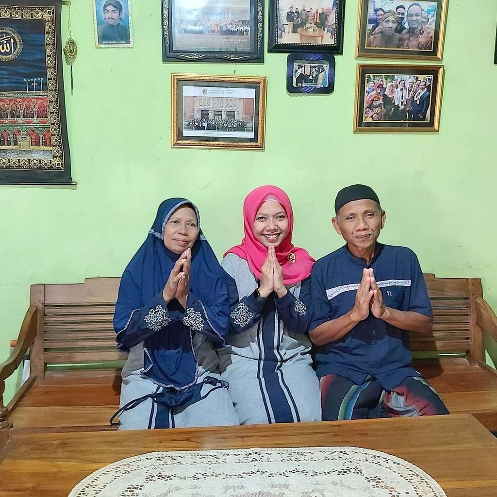 Ingat Wisudawan Diantar Pakai Becak? Hidupnya Berubah Drastis