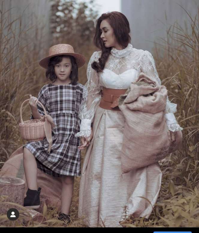 9 Potret Kedekatan Nafa Urbach dan Putri Semata Wayangnya