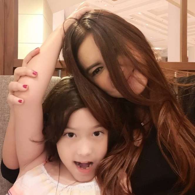 9 Potret Kedekatan Nafa Urbach dan Putri Semata Wayangnya