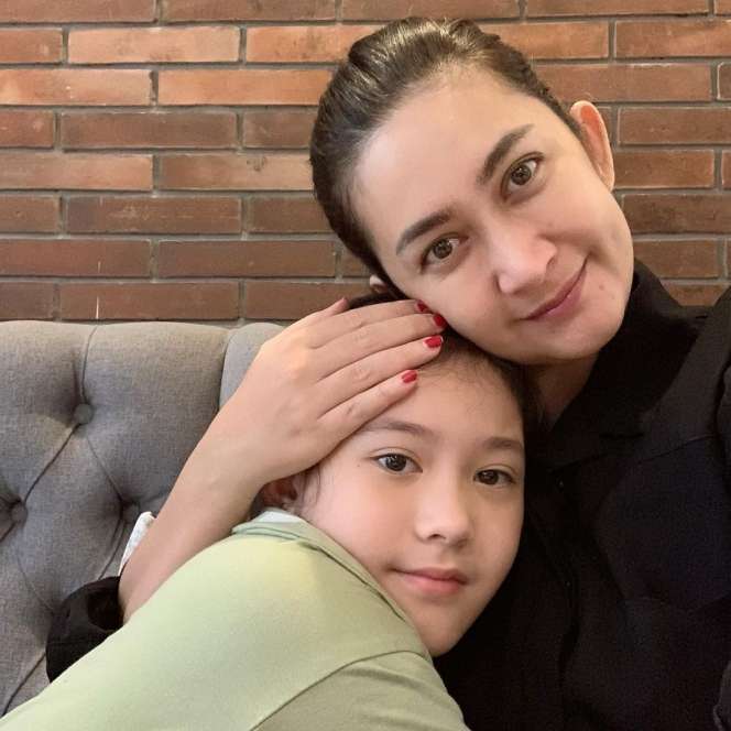 9 Potret Kedekatan Nafa Urbach dan Putri Semata Wayangnya