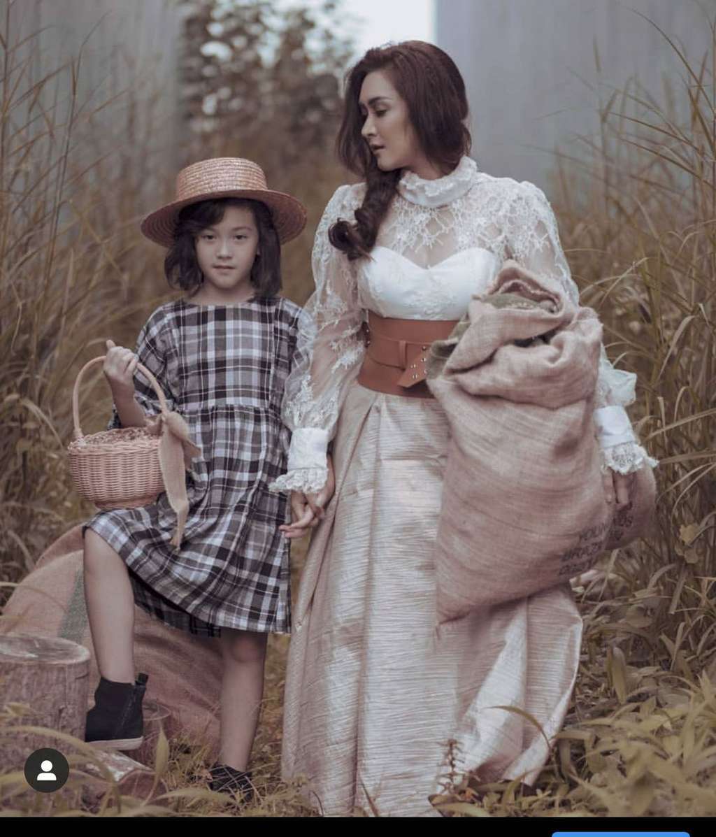 9 Potret Kedekatan Nafa Urbach dan Putri Semata Wayangnya