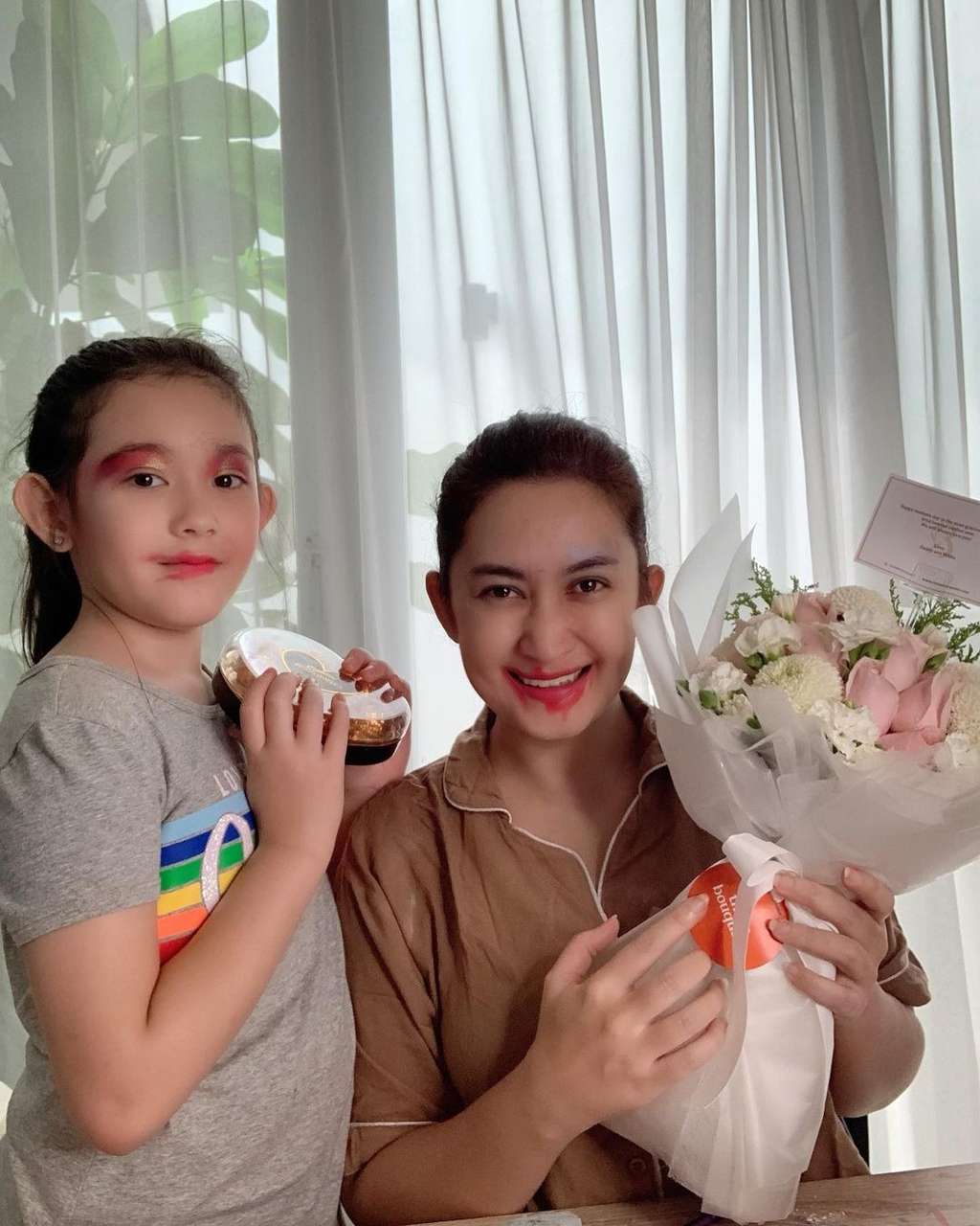 9 Potret Kedekatan Nafa Urbach dan Putri Semata Wayangnya