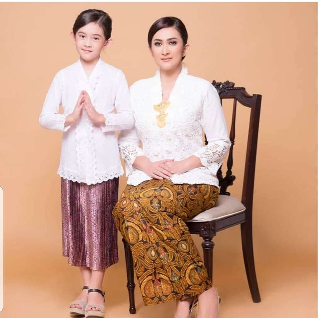 9 Potret Kedekatan Nafa Urbach dan Putri Semata Wayangnya