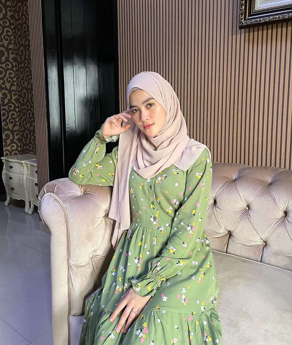 12 Beda Gaya Larissa Chou dan Henny Rahman, Mana Lebih Cantik?