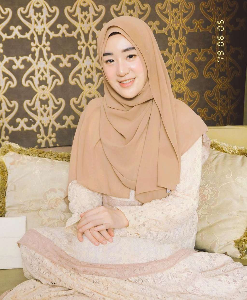 12 Beda Gaya Larissa Chou dan Henny Rahman, Mana Lebih Cantik?