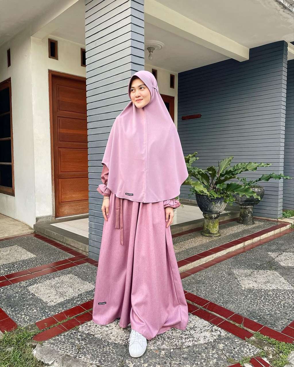 12 Beda Gaya Larissa Chou dan Henny Rahman, Mana Lebih Cantik?