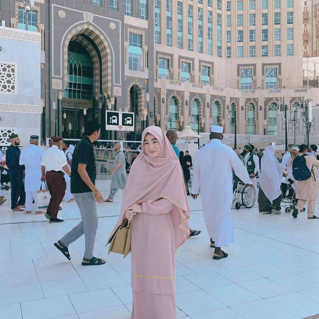 12 Beda Gaya Larissa Chou dan Henny Rahman, Mana Lebih Cantik?
