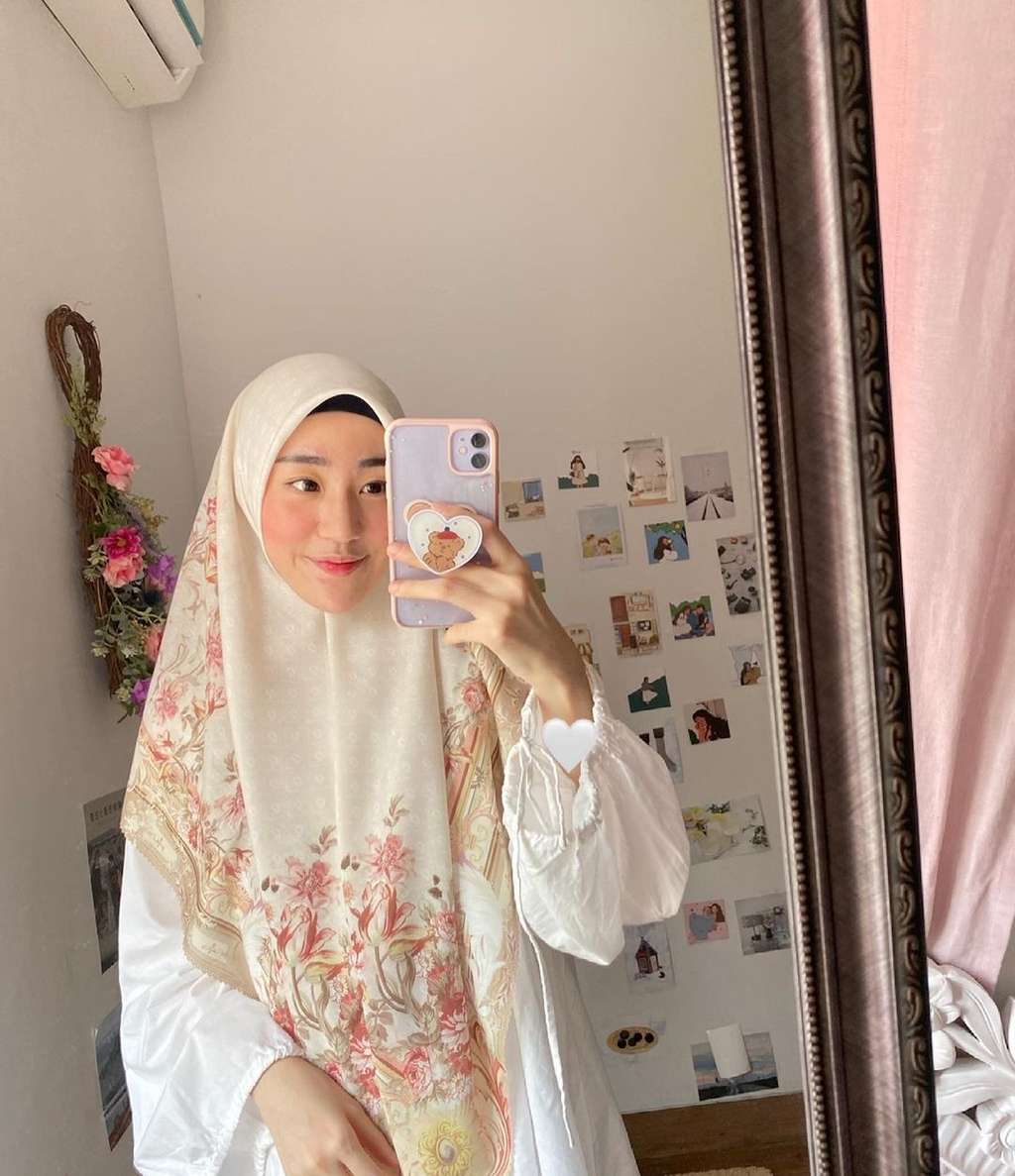 12 Beda Gaya Larissa Chou dan Henny Rahman, Mana Lebih Cantik?