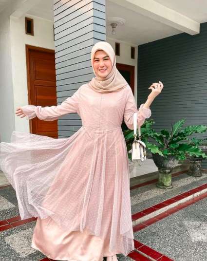 12 Beda Gaya Larissa Chou dan Henny Rahman, Mana Lebih Cantik?