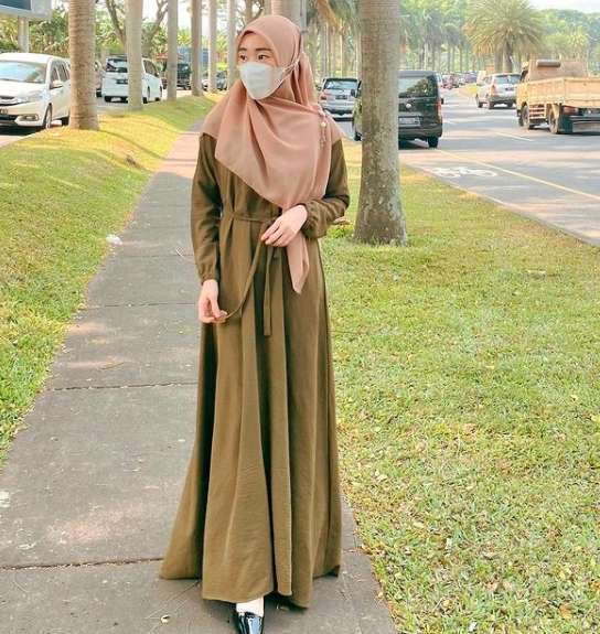 12 Beda Gaya Larissa Chou dan Henny Rahman, Mana Lebih Cantik?