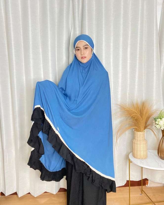 12 Beda Gaya Larissa Chou dan Henny Rahman, Mana Lebih Cantik?