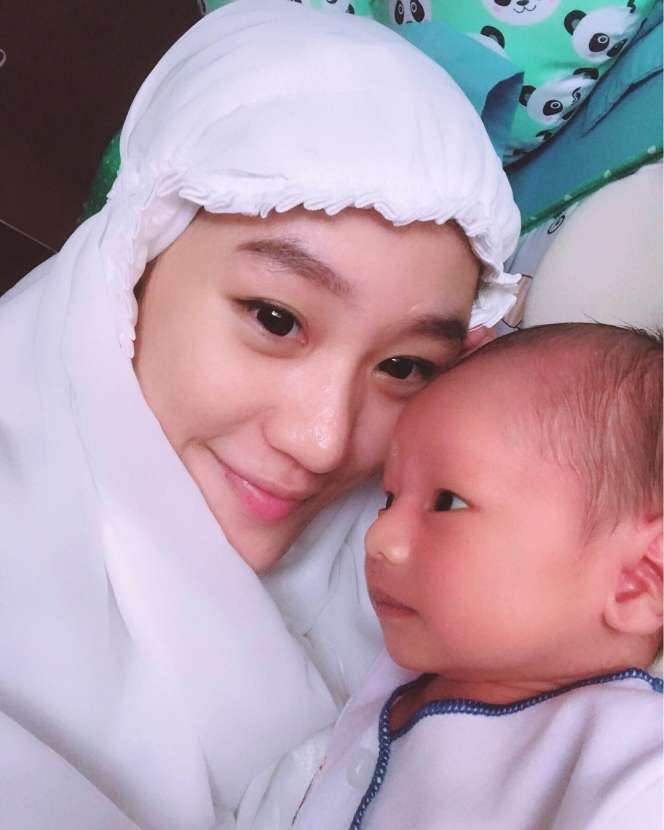 12 Beda Gaya Larissa Chou dan Henny Rahman, Mana Lebih Cantik?