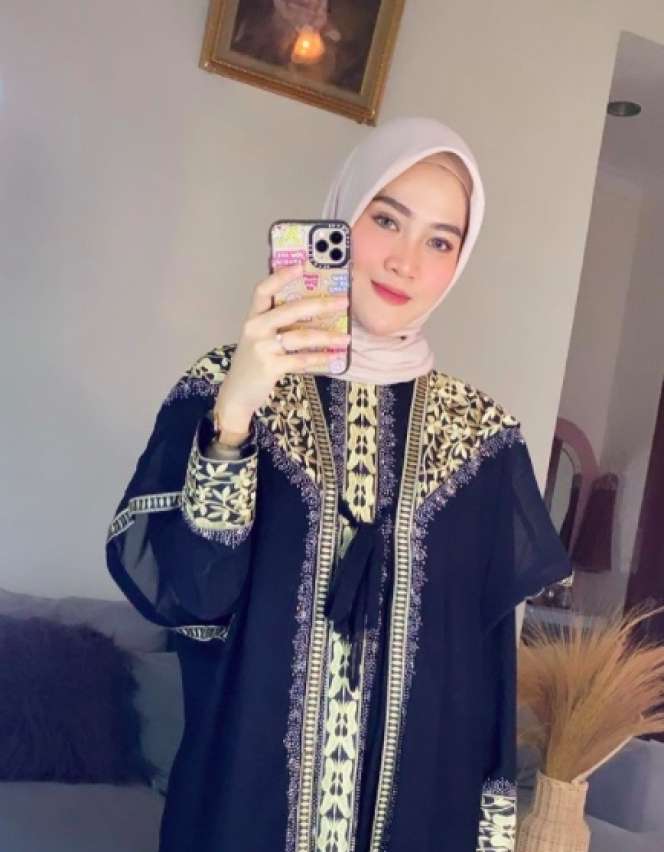 12 Beda Gaya Larissa Chou dan Henny Rahman, Mana Lebih Cantik?