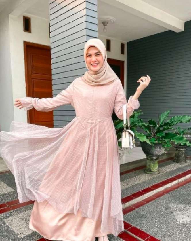 12 Beda Gaya Larissa Chou dan Henny Rahman, Mana Lebih Cantik?