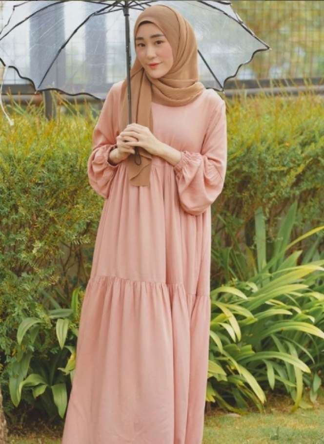 12 Beda Gaya Larissa Chou dan Henny Rahman, Mana Lebih Cantik?