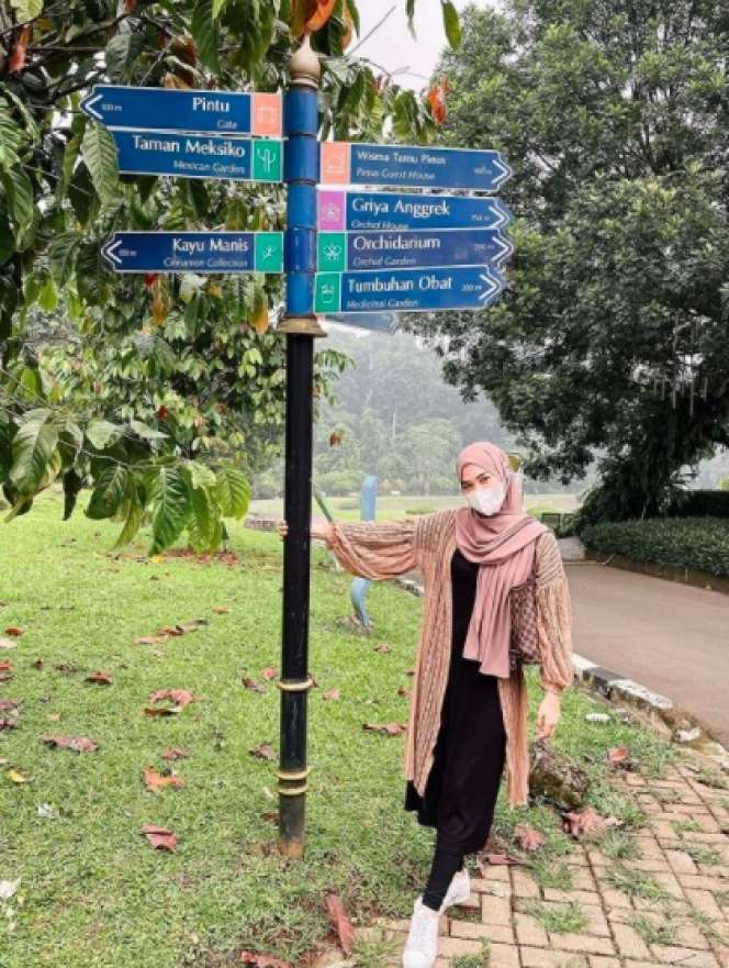 12 Beda Gaya Larissa Chou dan Henny Rahman, Mana Lebih Cantik?