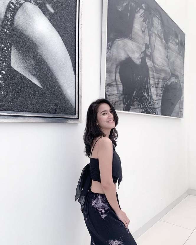 Jarang Disorot, 8 Potret Cantiknya Mantan Istri Ferry Maryadi