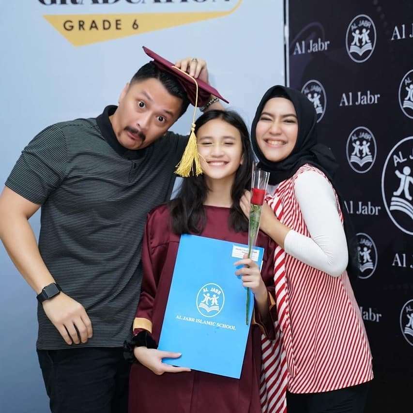 Jarang Disorot, 8 Potret Cantiknya Mantan Istri Ferry Maryadi