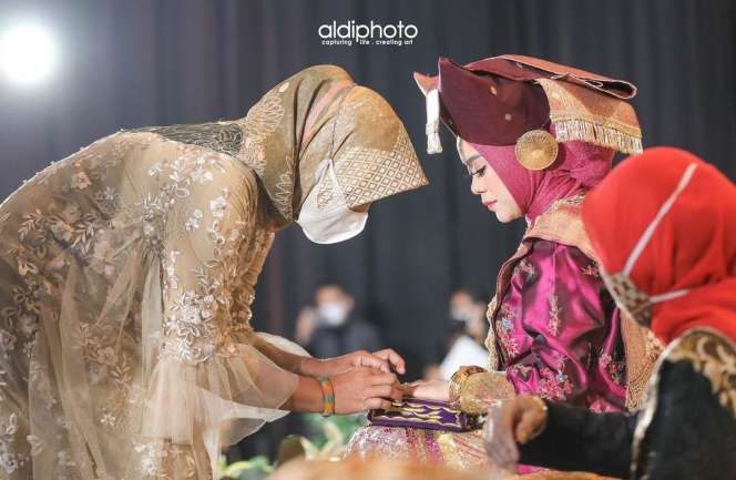 7 Foto Ayus & Nissa Sabyan Hadiri Malam Bainai Lesty Kejora
