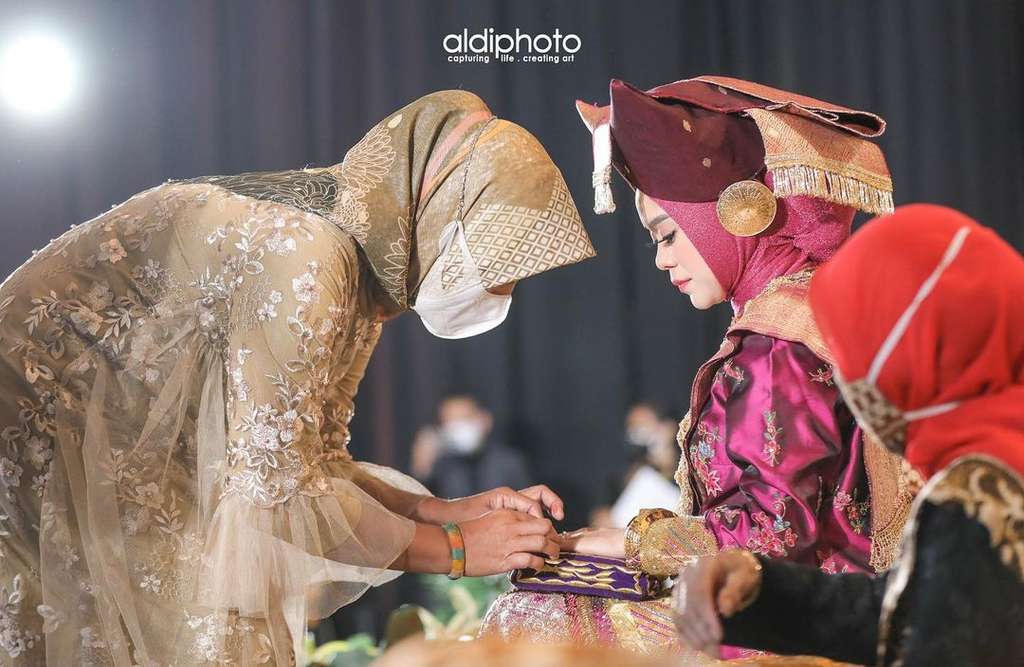 7 Foto Ayus & Nissa Sabyan Hadiri Malam Bainai Lesty Kejora