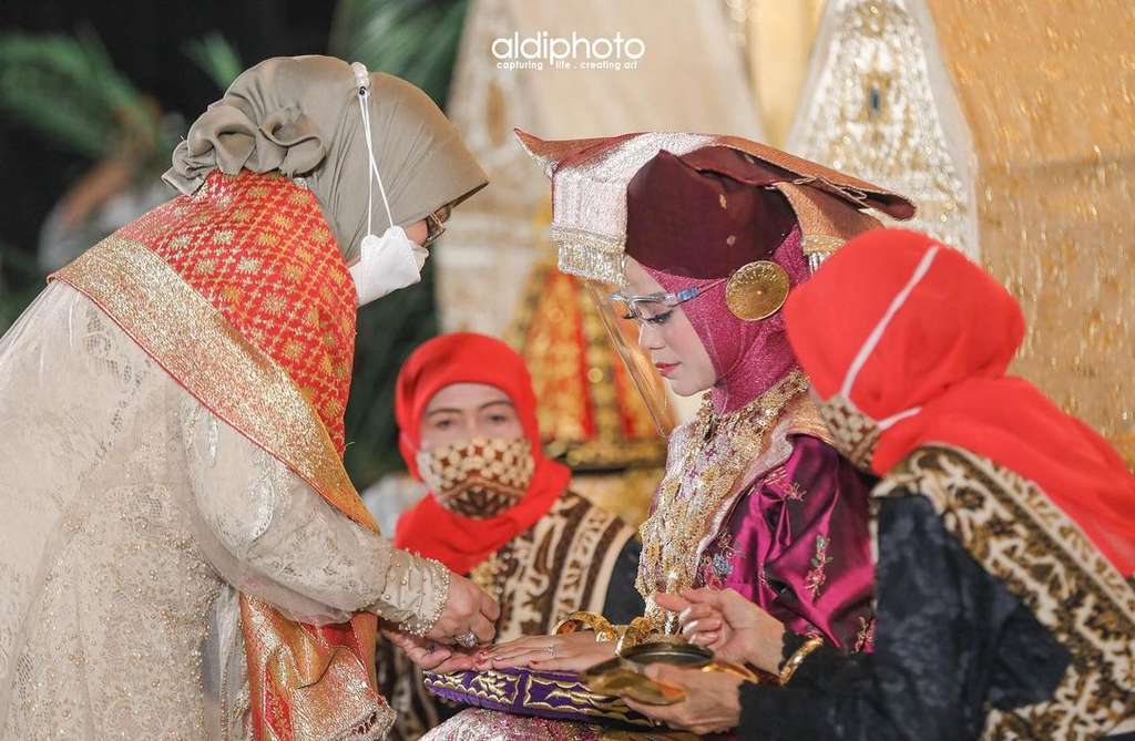 7 Foto Ayus & Nissa Sabyan Hadiri Malam Bainai Lesty Kejora