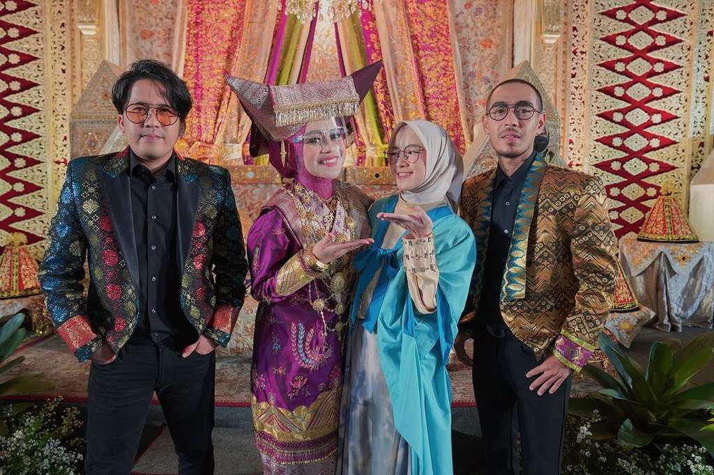 7 Foto Ayus & Nissa Sabyan Hadiri Malam Bainai Lesty Kejora