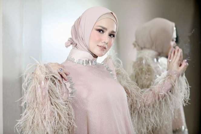 7 Artis yang Menjalin Hubungan dengan Mantan Temannya