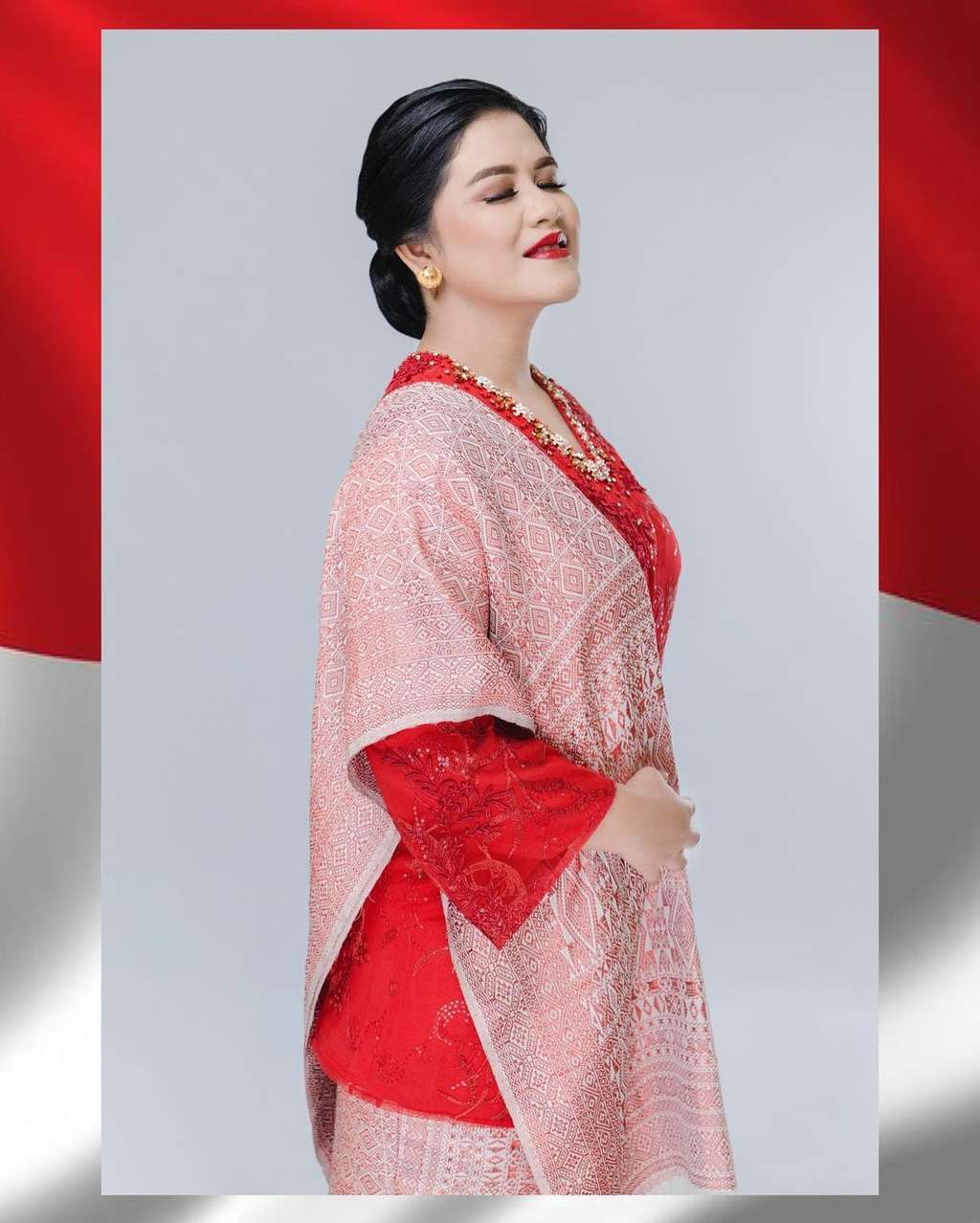 5 Potret Kahiyang Ayu Pakai Kebaya Merah Rayakan Kemerdekaan